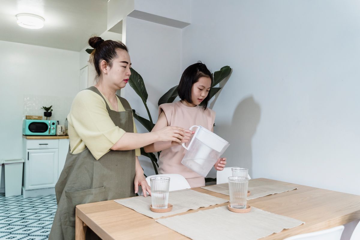 Gia đình sử dụng máy lọc nước trong bếp